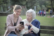 Pomoc s digitálními technologiemi nabízí seniorům nezisková organizace Moudrá síť