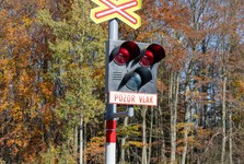Kamion ulomil klesající závoru na přejezdu v Moravském Krumlově, pak se vymlouval na ostré slunce