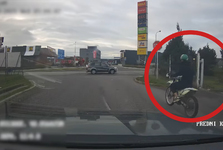 Motorkář ve Znojmě porušil, co se dalo! Na kradeném stroji jel pod vlivem, bez značky i řidičáku
