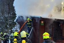 Těžký terén a chata v plamenech. Hasiči zasahovali u požáru na Ivančicku