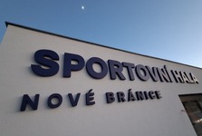 Místo nafukovačky pevné stěny. Nová sportovní hala v Nových Bránicích je téměř hotová