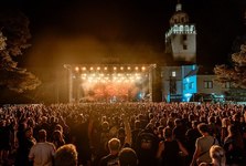 Tisíce rockerů v Moravském Krumlově. Festival se obešel bez komplikací Tisíce rockerů v Moravském Krumlově. Festival se obešel bez komplikací